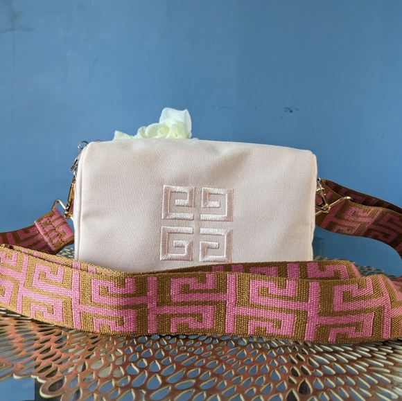 Givenchy - Picture 5 of 11